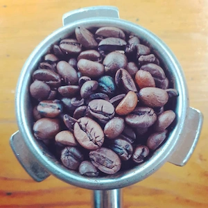 Sveže pržena zrna kafe